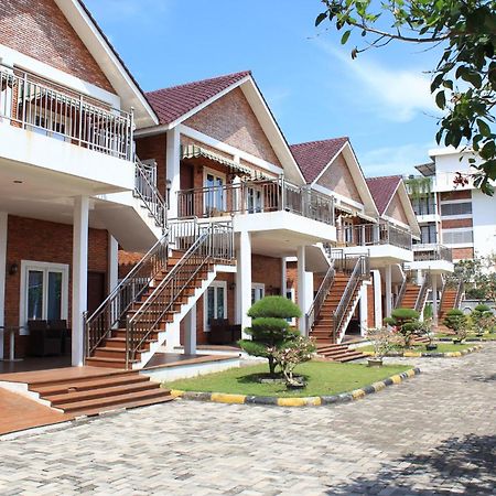 Thong'S Inn Hotel Kualanamu Medan Esterno foto