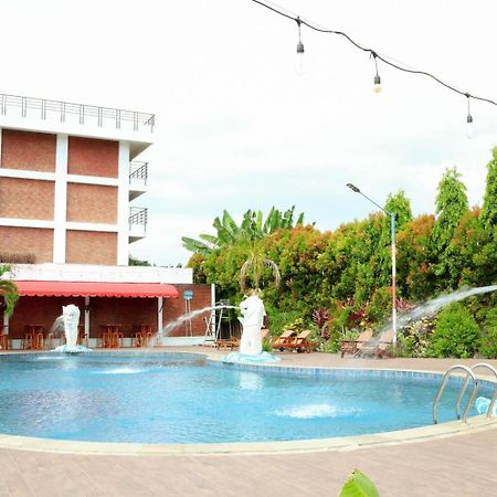Thong'S Inn Hotel Kualanamu Medan Esterno foto