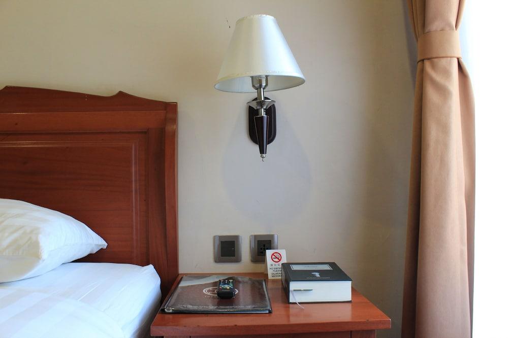 Thong'S Inn Hotel Kualanamu Medan Esterno foto
