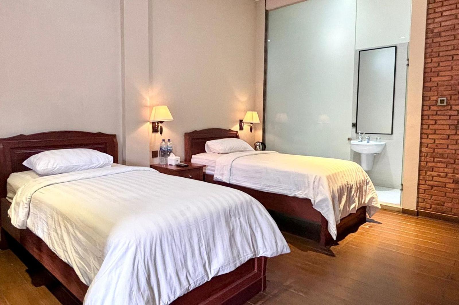 Thong'S Inn Hotel Kualanamu Medan Esterno foto