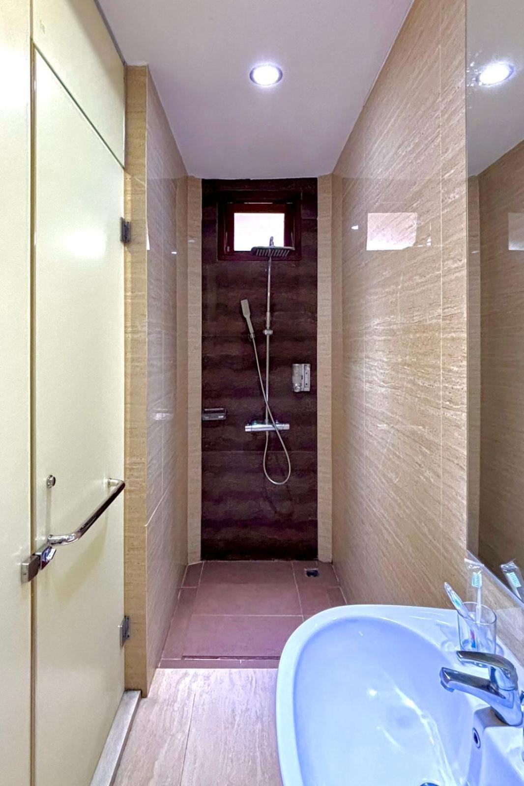Thong'S Inn Hotel Kualanamu Medan Esterno foto