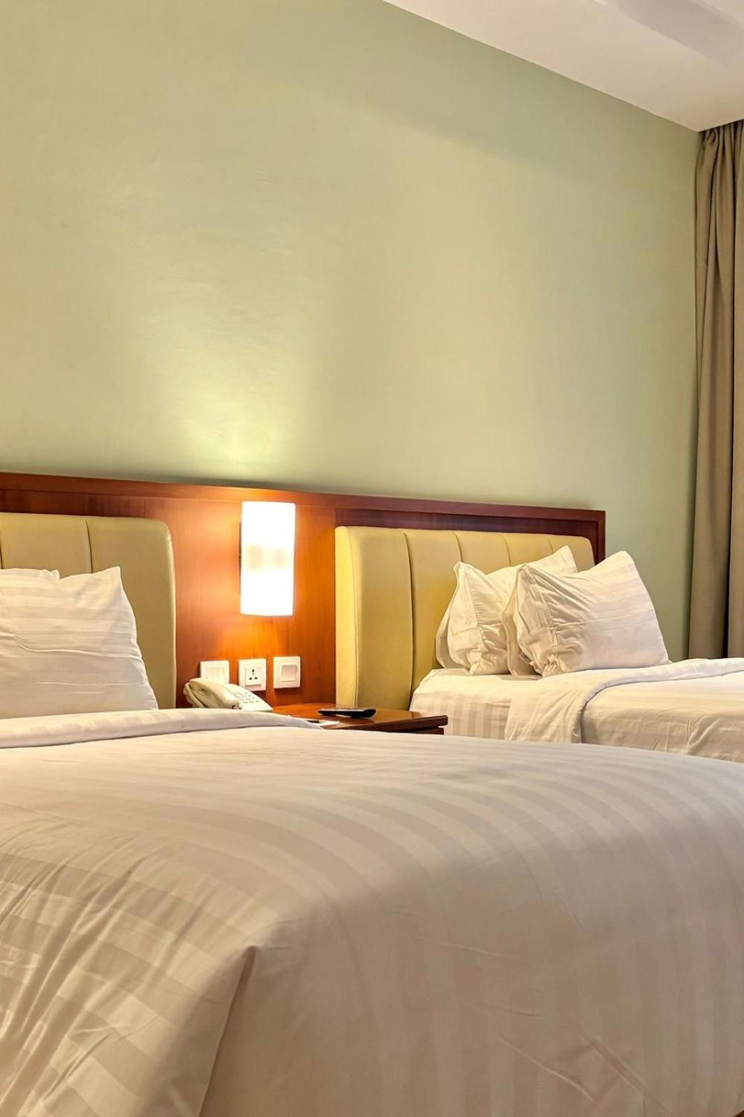 Thong'S Inn Hotel Kualanamu Medan Esterno foto